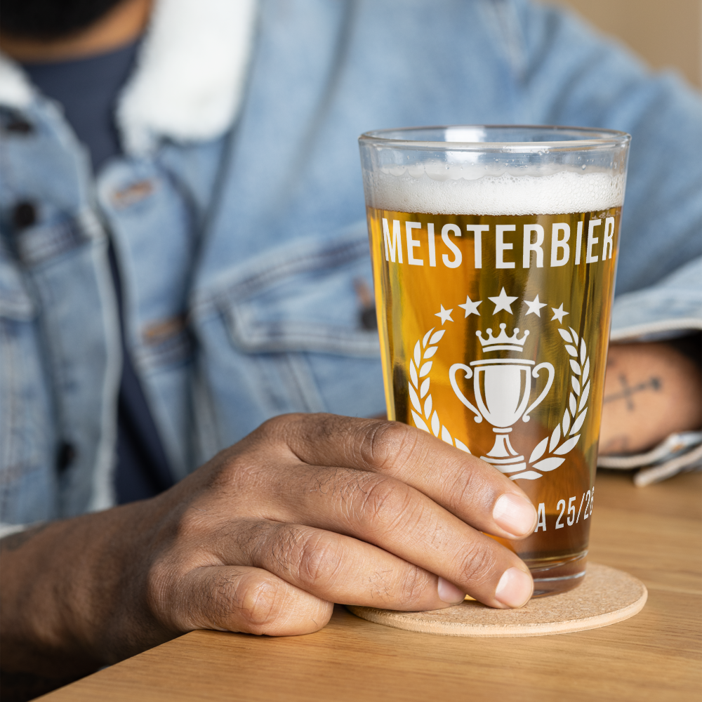 Mann hält Meisterbier Pint-Glas mit hellem Bier – Lifestyle-Ansicht