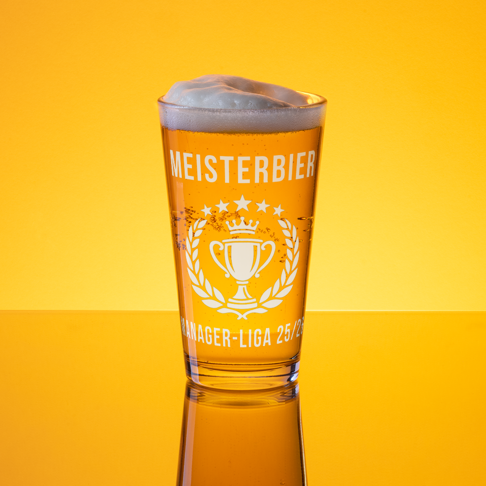 Meisterbier Pint-Glas mit weißem Pokal-Design gefüllt mit hellem Bier – Frontansicht