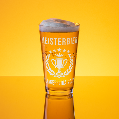 Meisterbier Pint-Glas mit weißem Pokal-Design gefüllt mit hellem Bier – Frontansicht