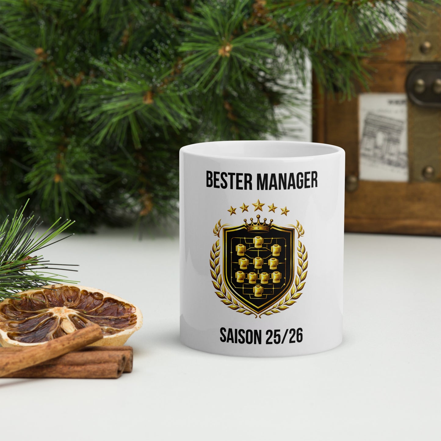 Bester Manager Saison 25/26 Keramiktasse mit goldenem Formations-Wappen – Lifestyle-Ansicht