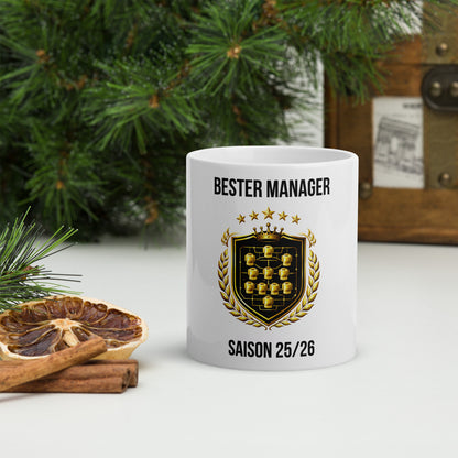 Bester Manager Saison 25/26 Keramiktasse mit goldenem Formations-Wappen – Lifestyle-Ansicht