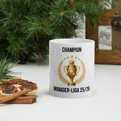 Champion Manager-Liga 25/26 Keramiktasse mit goldenem Pokal-Motiv – Lifestyle-Ansicht