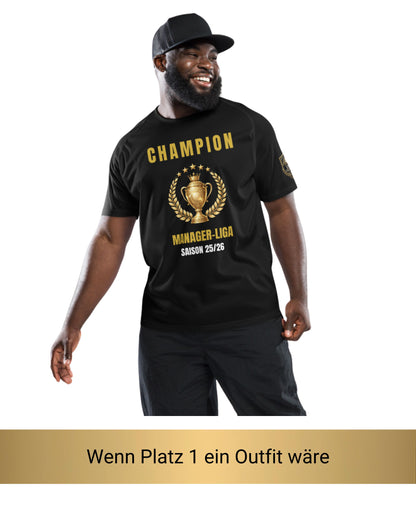 Mann trägt schwarzes Champion Manager-Liga Trikot mit goldenem Pokal-Design, USP-Zeile Wenn Platz 1 ein Outfit wäre