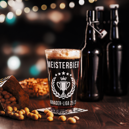 Meisterbier Pint-Glas mit dunklem Bier in Bar-Atmosphäre – Lifestyle-Ansicht