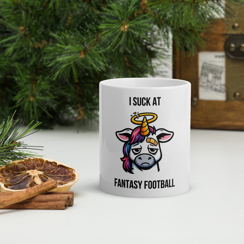Fantasy Football Einhorn Tasse I suck at Fantasy Football – Lifestyle-Aufnahme mit Einhorn-Motiv