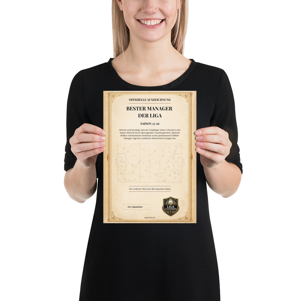 Frau hält Fantasy Football Urkunde Bester Manager der Liga – A4 Poster auf mattem Papier