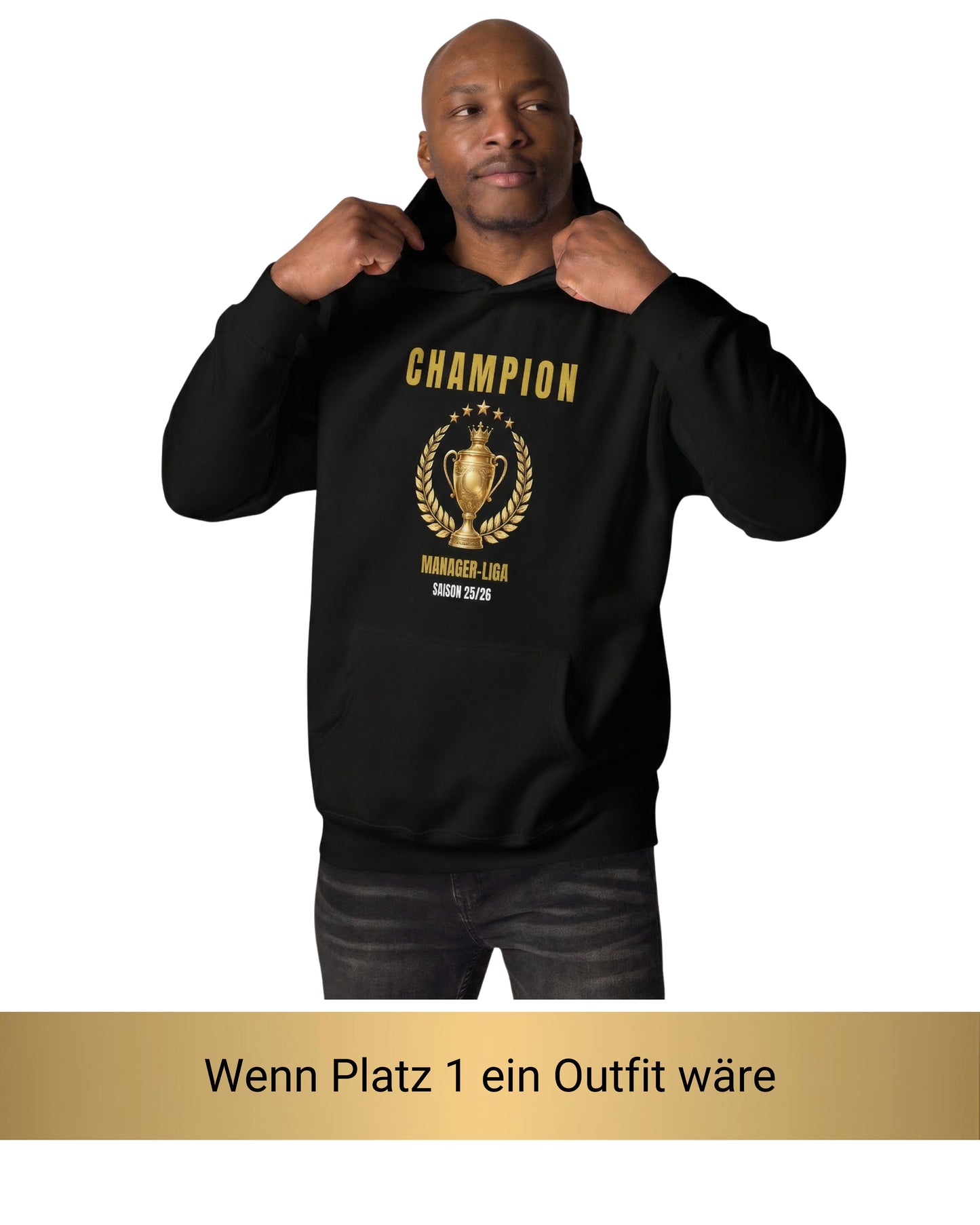 Mann trägt schwarzen Champion Manager-Liga Hoodie mit goldenem Pokal-Motiv – Wenn Platz 1 ein Outfit wäre