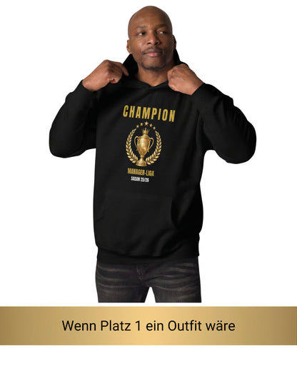 Mann trägt schwarzen Champion Manager-Liga Hoodie mit goldenem Pokal-Motiv – Wenn Platz 1 ein Outfit wäre