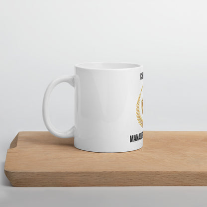 Champion Manager-Liga Tasse auf Holzbrett – Seitenansicht mit goldenem Pokal-Design