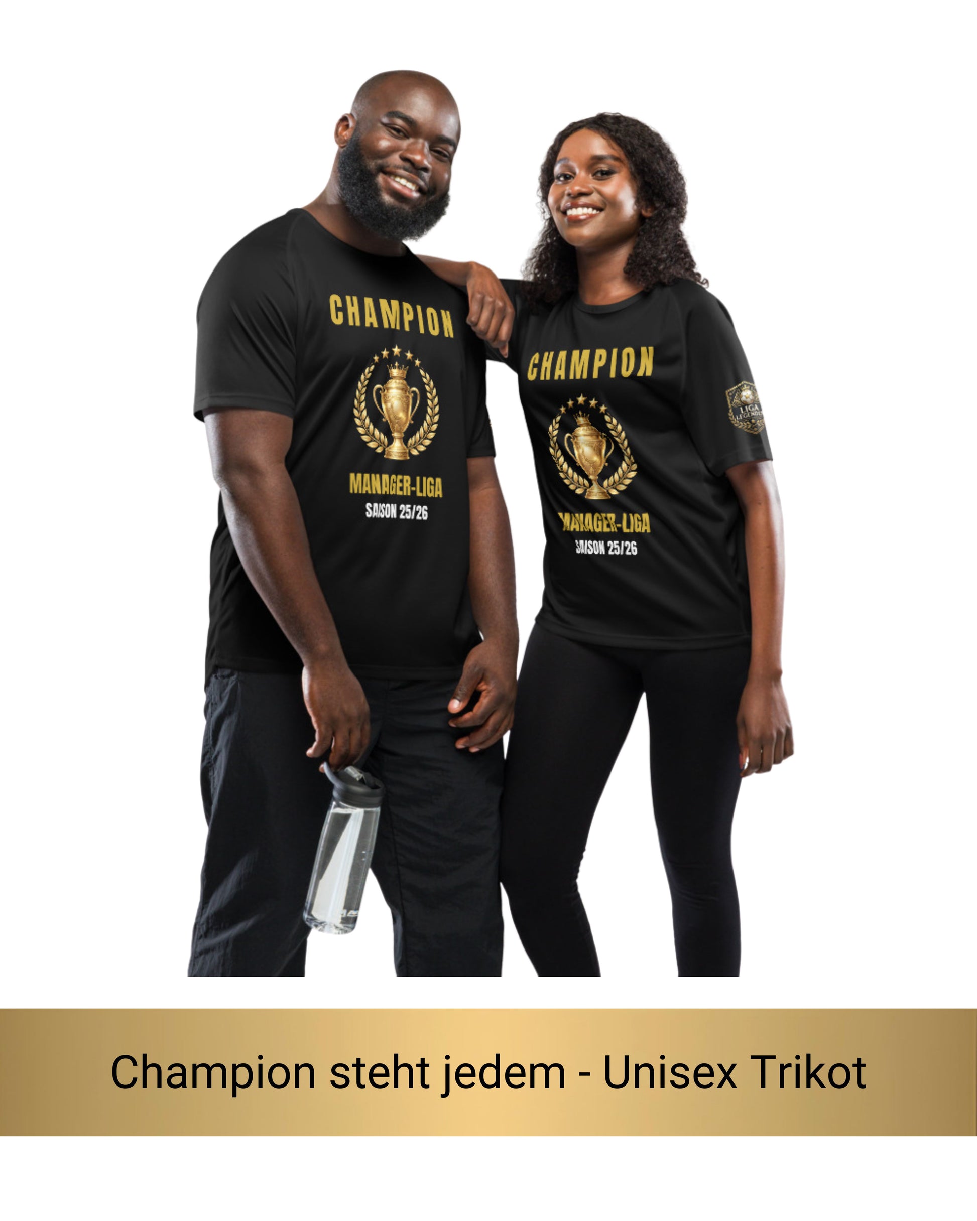 Mann und Frau tragen schwarzes Champion Manager-Liga Sport-Trikot, USP-Zeile Champion steht jedem Unisex Trikot