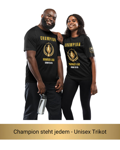 Mann und Frau tragen schwarzes Champion Manager-Liga Sport-Trikot, USP-Zeile Champion steht jedem Unisex Trikot
