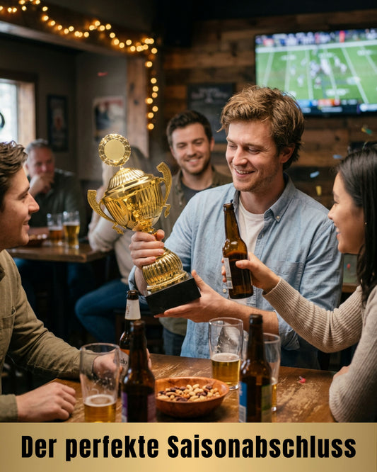 Freunde in Sportsbar überreichen goldenen Meisterpokal – der perfekte Saisonabschluss für Fantasy Fußball Manager