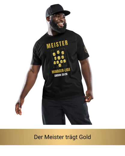 Mann trägt schwarzes Meister Manager-Liga Trikot mit goldener Aufstellung, USP-Zeile Der Meister trägt Gold