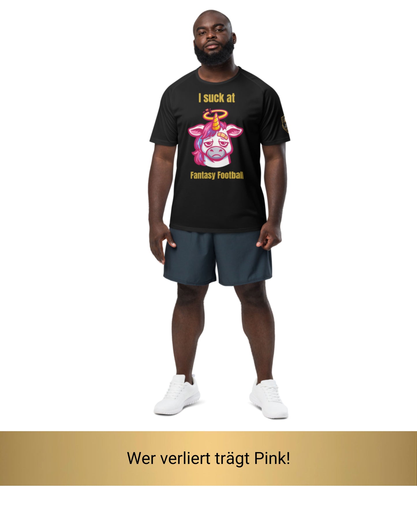 Mann trägt schwarzes Fantasy Football Straftrikot mit Einhorn-Motiv – Vorderansicht
