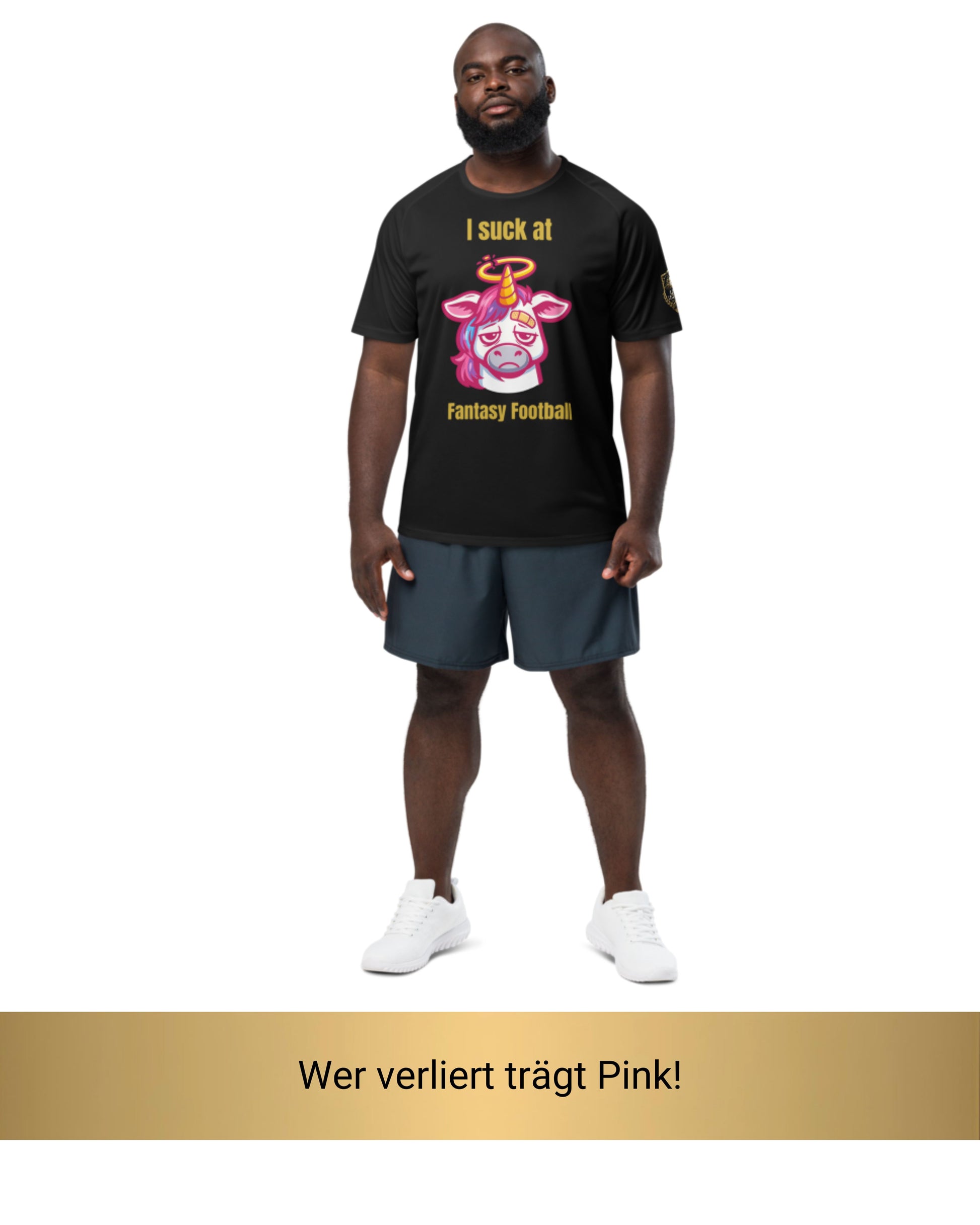 Mann trägt schwarzes Fantasy Football Straftrikot mit Einhorn-Motiv – Vorderansicht
