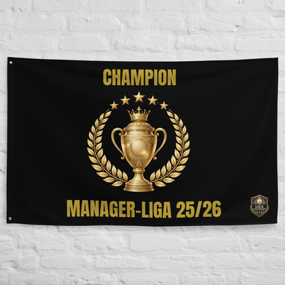 Champion Manager-Liga 25/26 Fahne an weißer Steinwand – Wandansicht