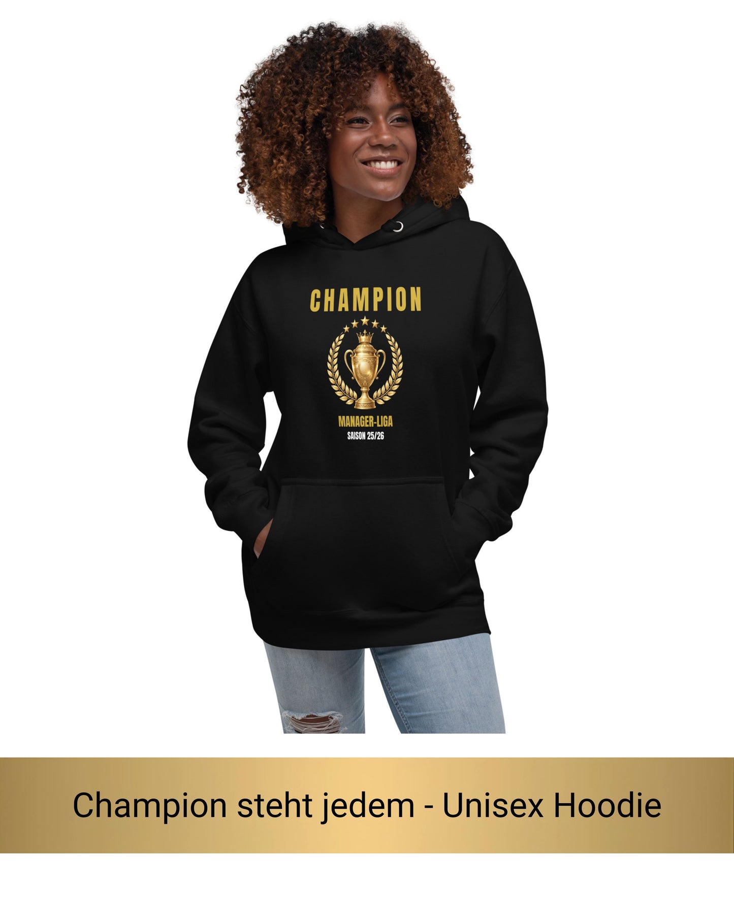 Frau trägt schwarzen Champion Manager-Liga Unisex Hoodie mit goldenem Design – Champion steht jedem