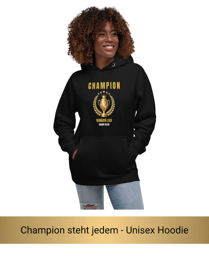 Frau trägt schwarzen Champion Manager-Liga Unisex Hoodie mit goldenem Design – Champion steht jedem