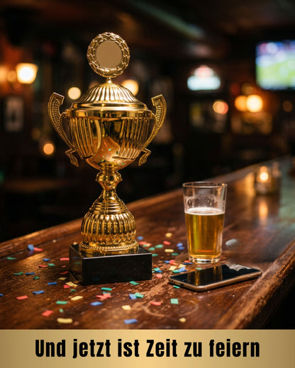 Goldener Meisterpokal auf Bartheke neben Bierglas und Konfetti – Feier-Atmosphäre nach der Fantasy Fußball Saison
