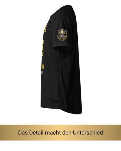 Seitenansicht des schwarzen Champion-Trikots mit Liga Legenden Wappen auf dem Ärmel, USP-Zeile Das Detail macht den Unterschied