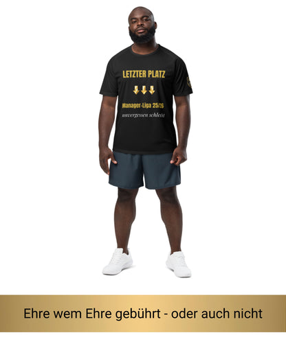 Mann trägt schwarzes Fantasy Football Straftrikot letzter Platz – Vorderansicht