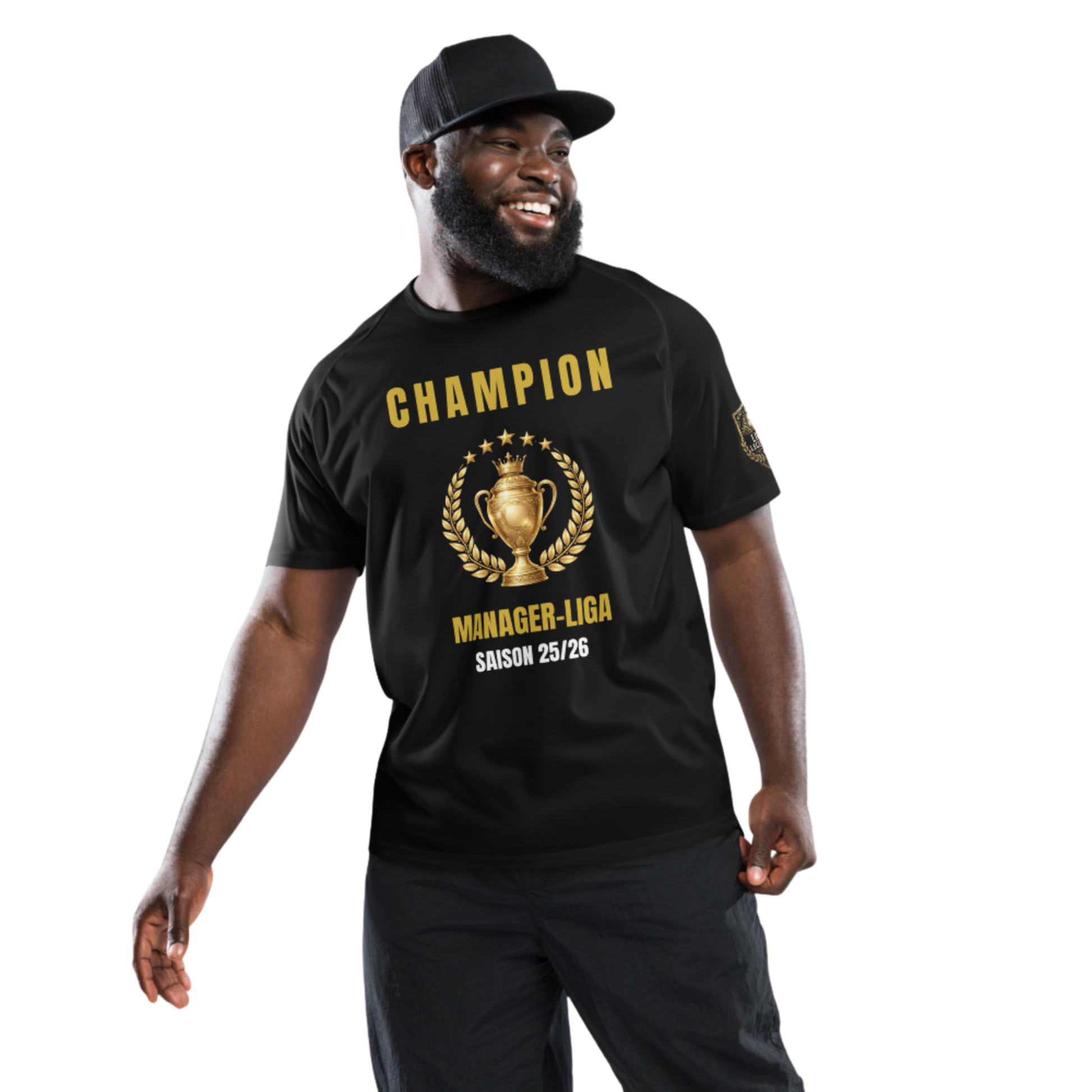 Mann trägt schwarzes Fantasy Football Champion Trikot mit goldenem Pokal-Design vor schwarzem Hintergrund
