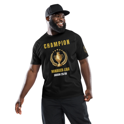 Mann trägt schwarzes Fantasy Football Champion Trikot mit goldenem Pokal-Design vor schwarzem Hintergrund
