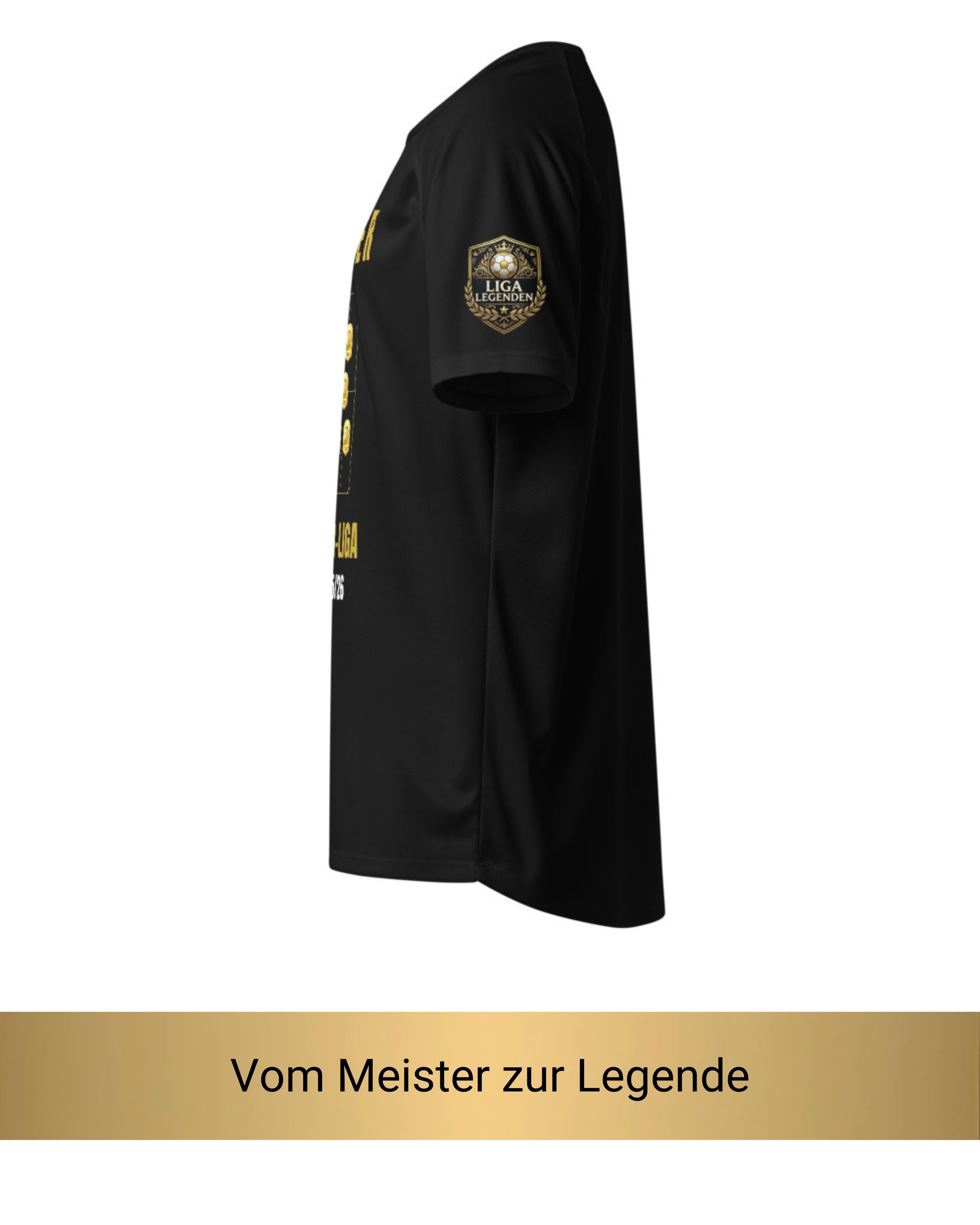 Seitenansicht des schwarzen Meister-Trikots mit Liga Legenden Wappen auf dem Ärmel, USP-Zeile Vom Meister zur Legende