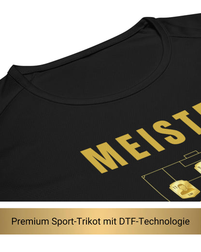 Nahaufnahme des schwarzen Sport-Trikots zeigt atmungsaktives Mesh-Material und goldenen DTF-Druck der Aufstellung, USP-Zeile Premium Sport-Trikot mit DTF-Technologie