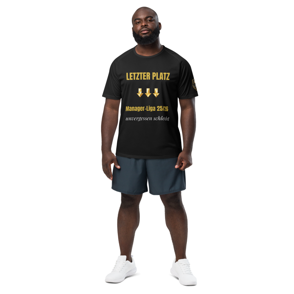 Mann trägt schwarzes Letzter Platz Straftrikot mit goldenen Abstiegspfeilen vor schwarzem Hintergrund