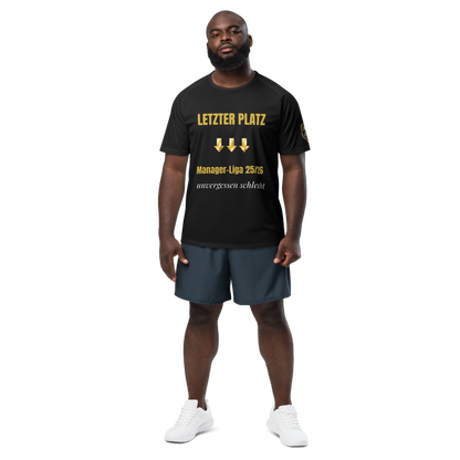 Mann trägt schwarzes Letzter Platz Straftrikot mit goldenen Abstiegspfeilen vor schwarzem Hintergrund